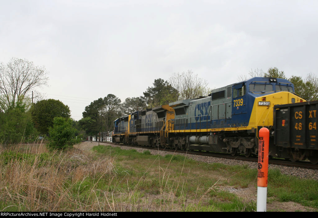 CSX 7339 heads northbound 